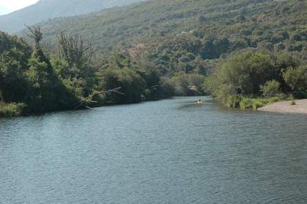 ... un canoë naviguant dans ses eaux calmes aux rives encore sauvages