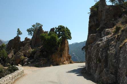 Un virage entre les rochers